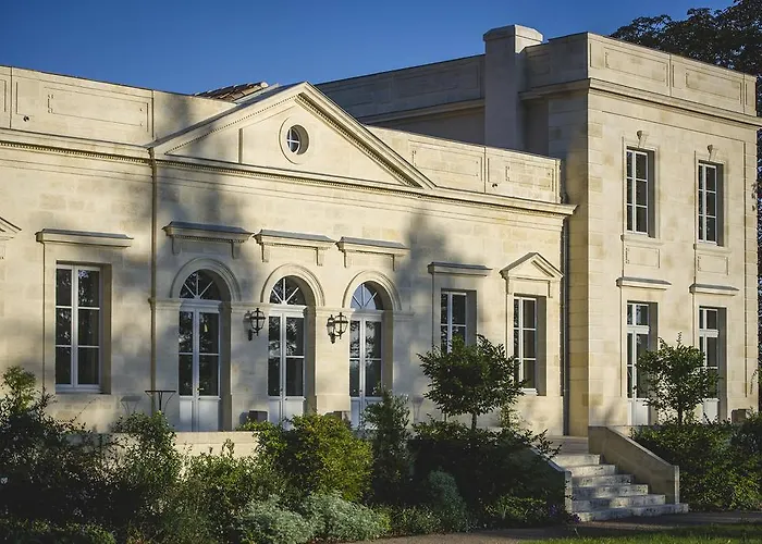 Bed & Breakfast La Chartreuse Haut-bailly - Anciennement Chateau Le Pape 4*